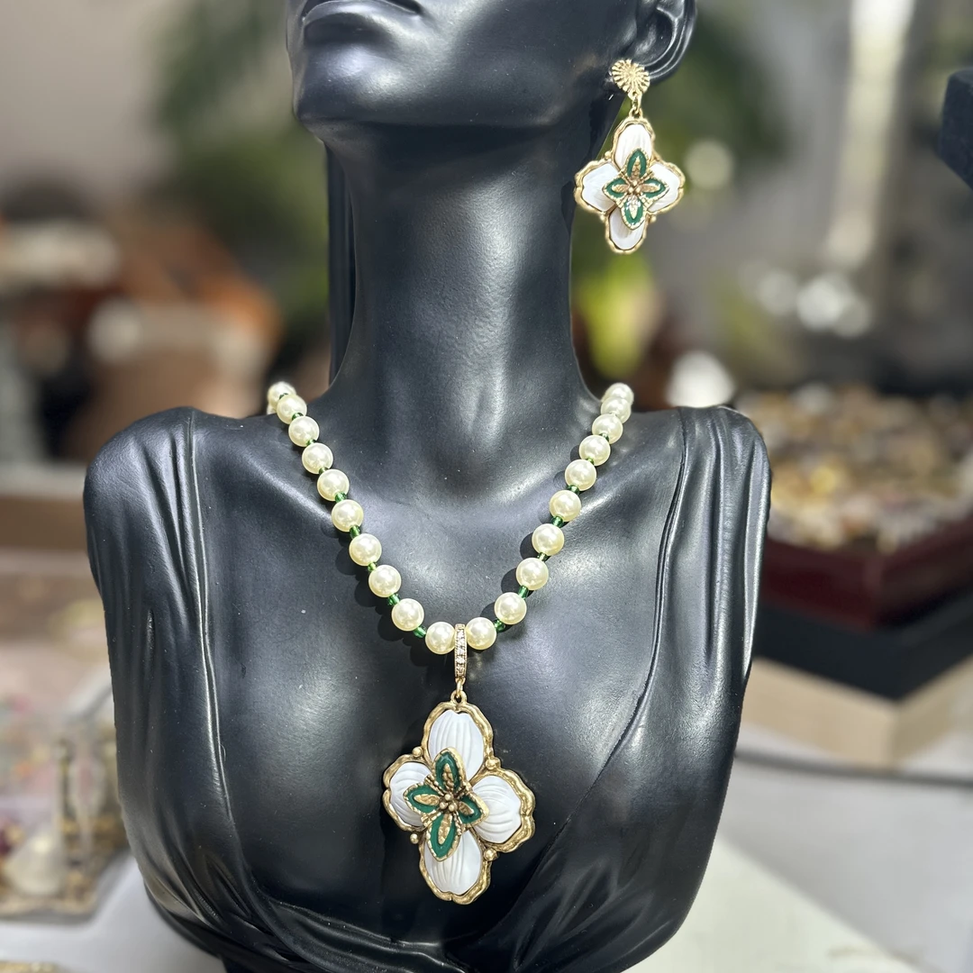 铜合金仿珍珠项链 复古时尚轻奢项链白色珠珠绿色点缀耳环套装
