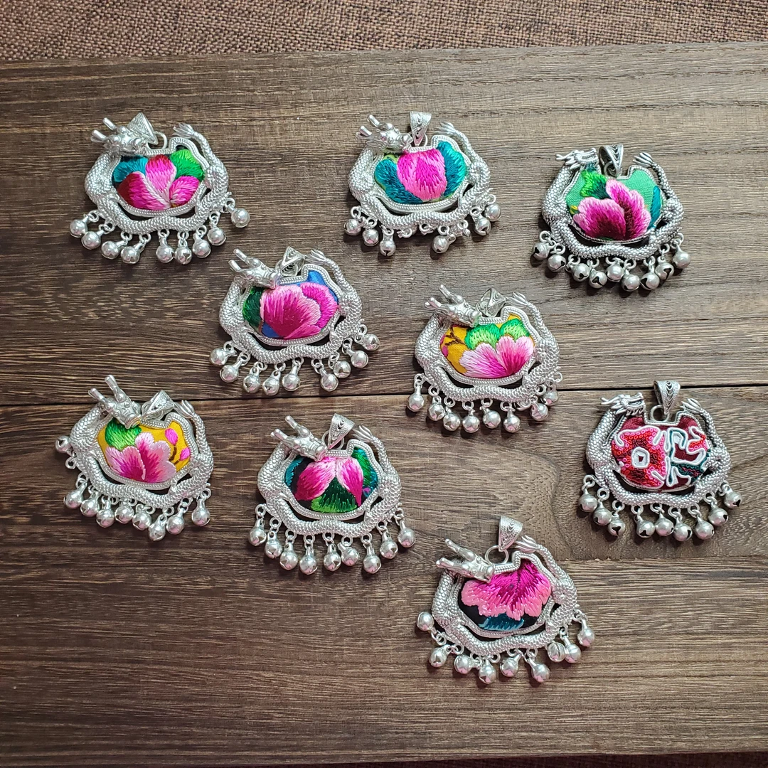 鑫宇苗绣 老绣 新绣 民族风手工刺绣 饰品 耳环手镯 压襟等