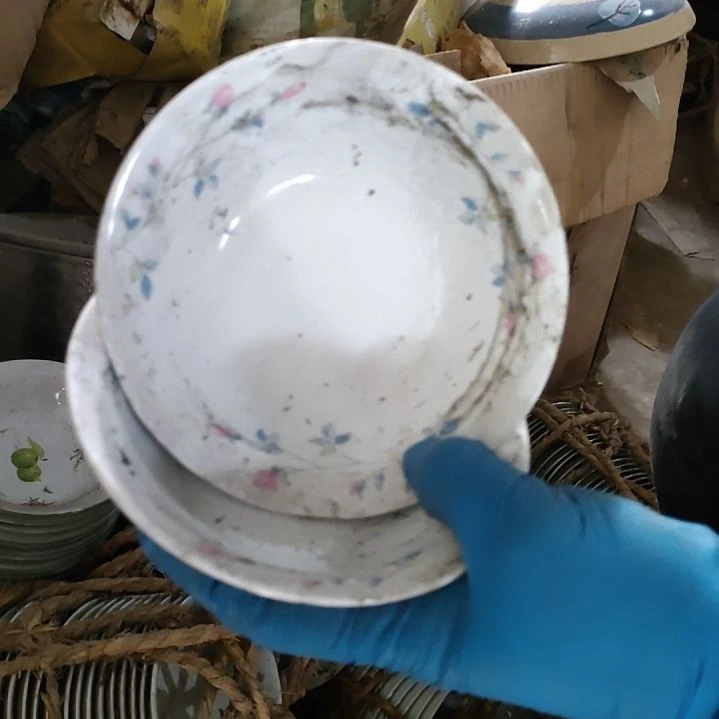 摆件盘子碗茶壶啥都有