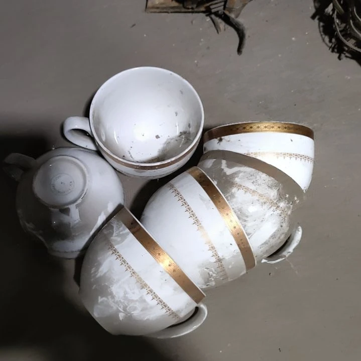 摆件盘子碗茶壶啥都有