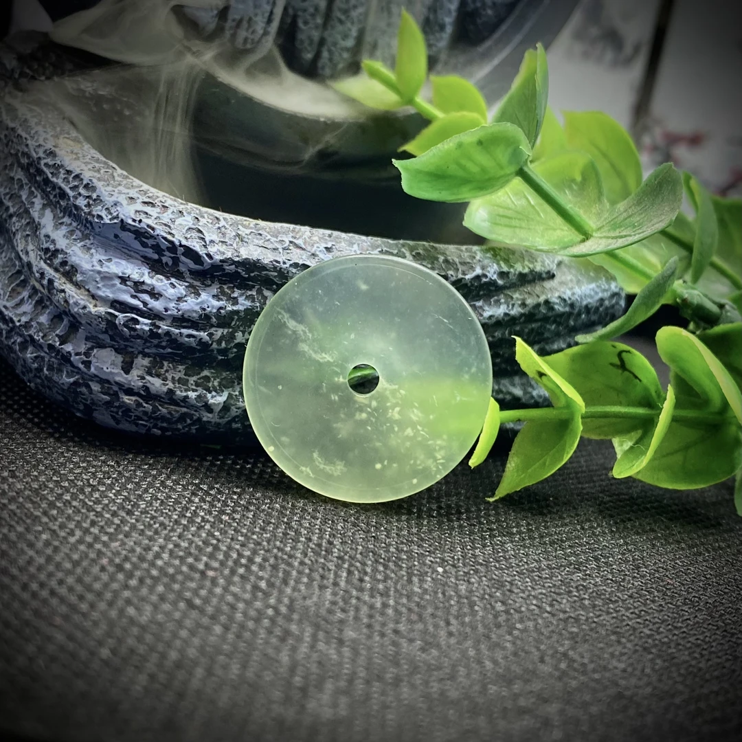 岫岩玉精美浅绿高冰平安扣圆形飘绿冰透绿色平安扣