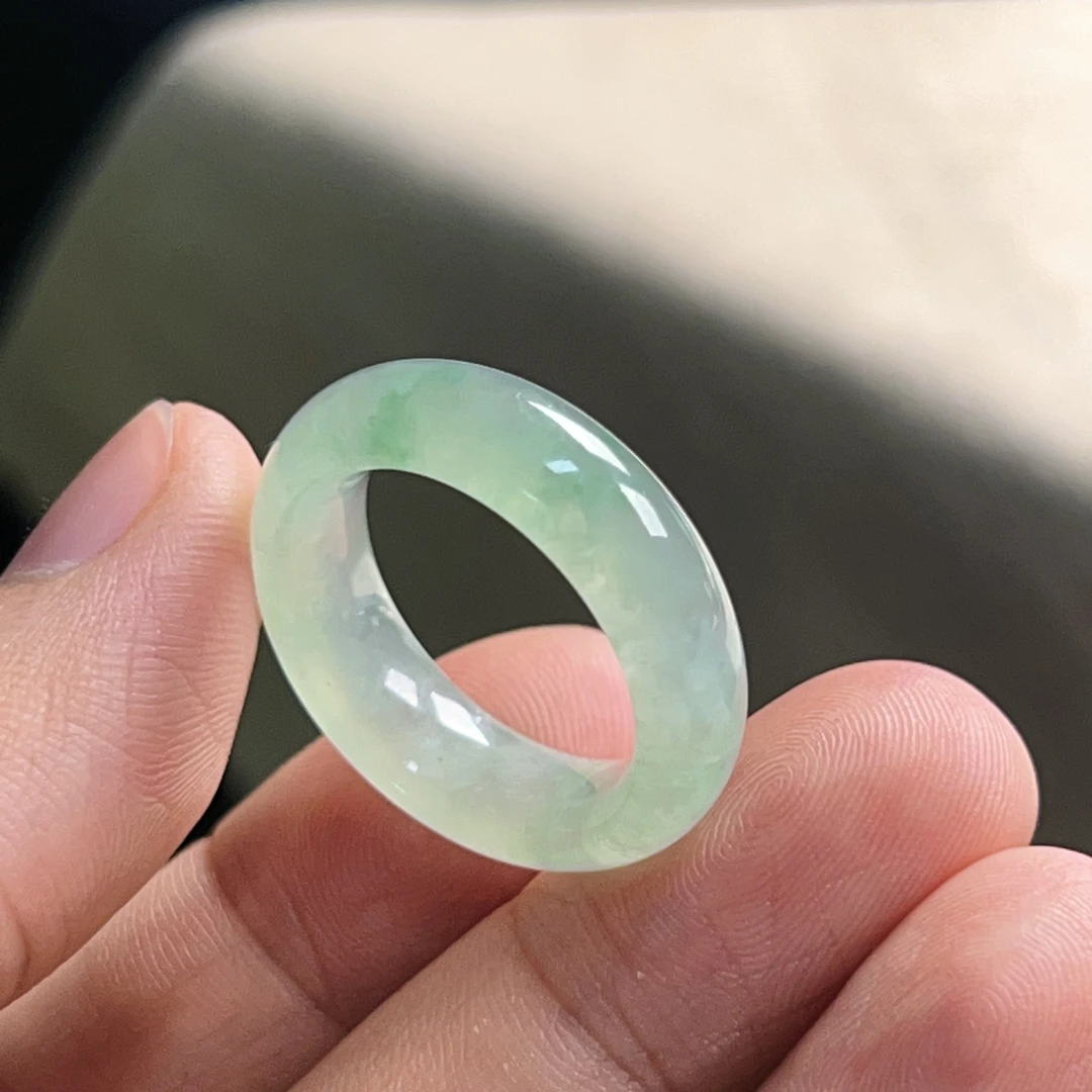 天然缅甸翡翠A货，冰种起胶甜绿飘花戒圈，内径卡17.2mm吊坠