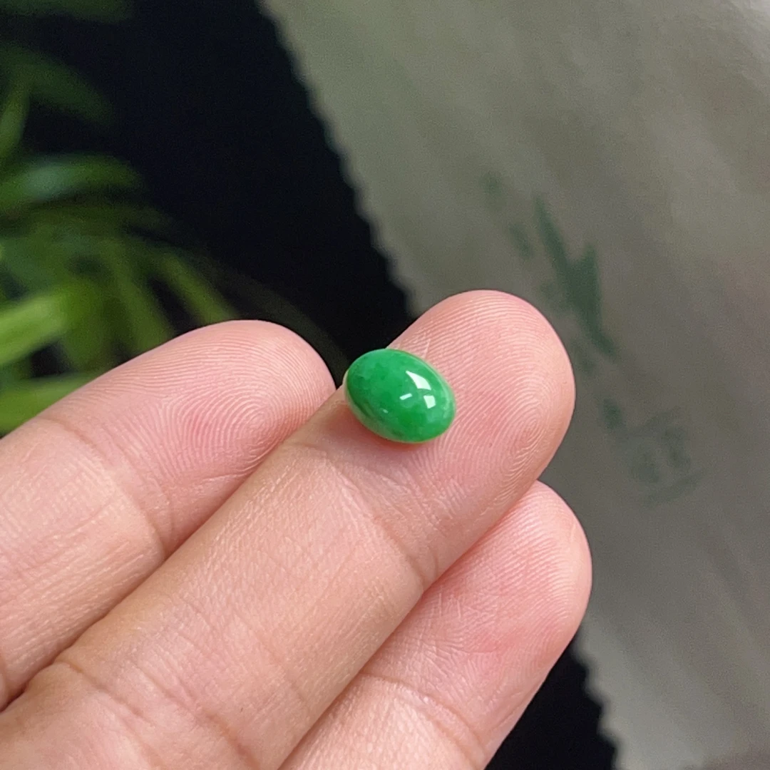 天然缅甸翡翠A货，细糯化阳绿蛋面，卡8.4-6.9-3.6气质高冰