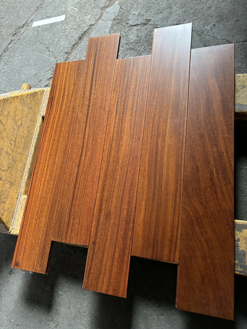 圆盘豆纯实木地板，原木纹，不贴皮，不印花，平扣，家用环保耐磨地板