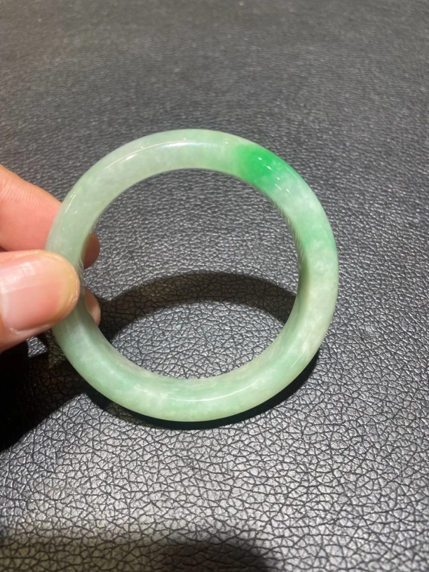 缅甸翡翠a货55.9mm一抹阳绿正圈翡翠手镯
