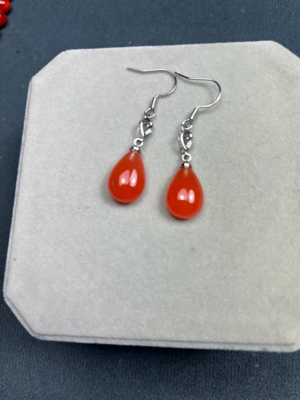 925银镶嵌的樱桃红水滴耳坠，原矿，三无的