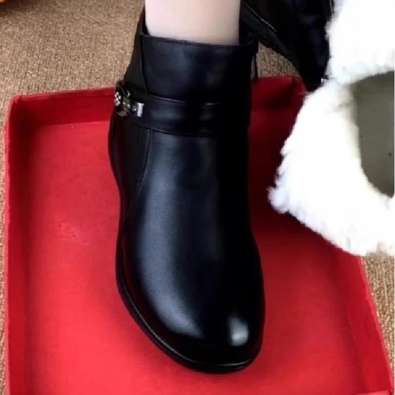 女士冬季皮鞋2024春秋新款超软皮圆头平底加厚保暖休闲妈妈靴