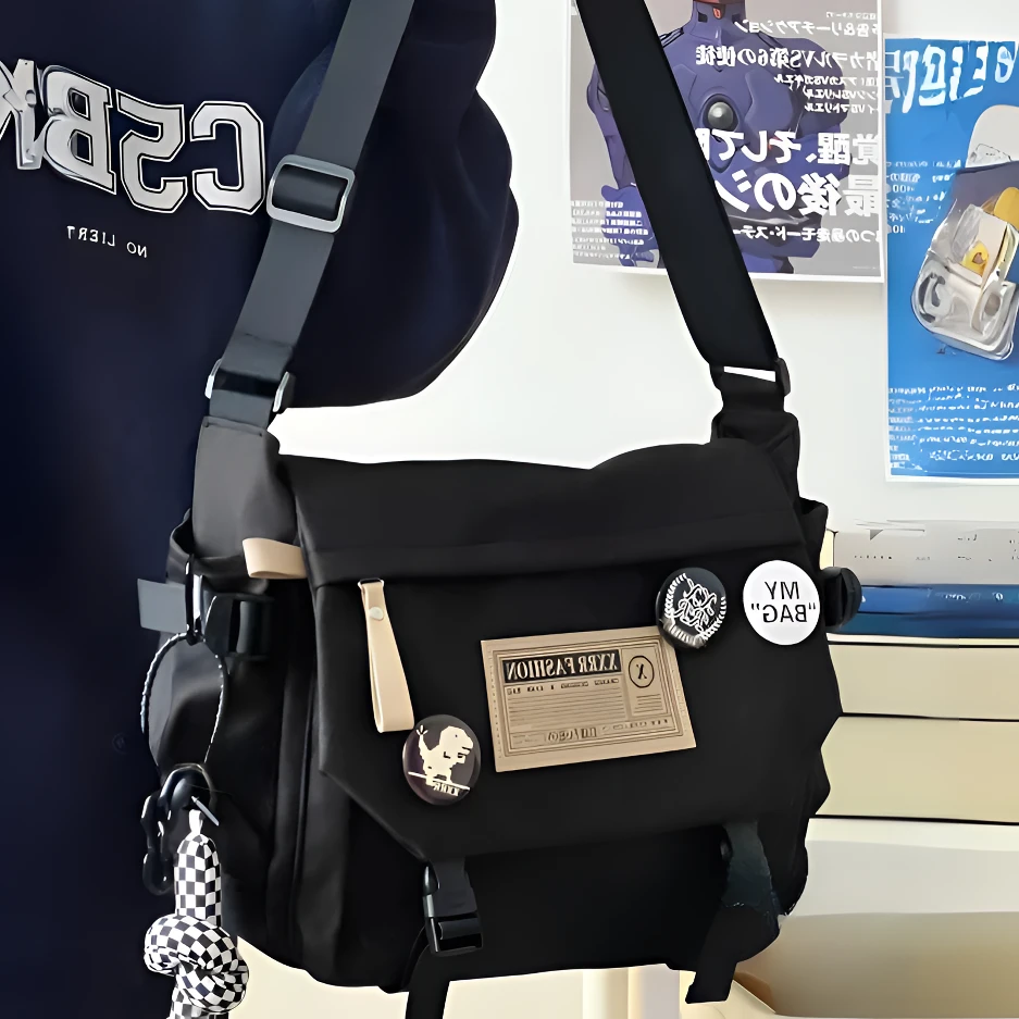 日系男生挎包高级感潮牌工装邮差包男款潮流大容量高中生斜挎包女