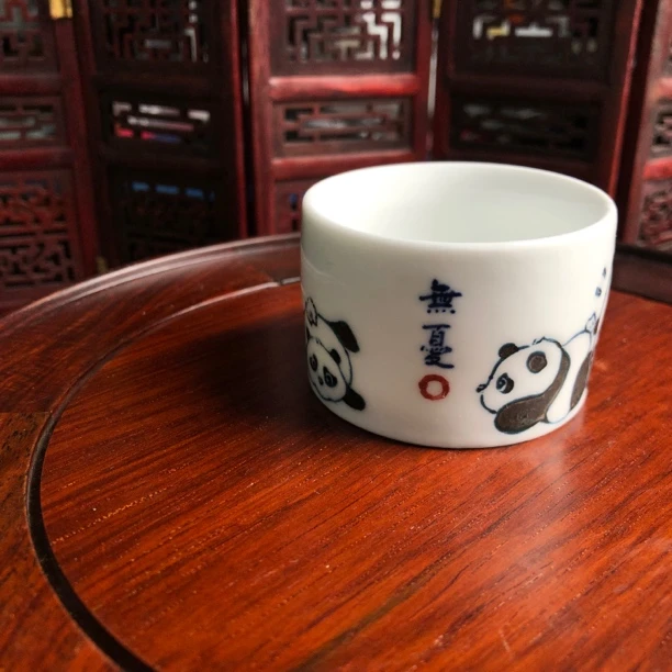 浙江省美协大师亲笔《熊猫》圆筒杯