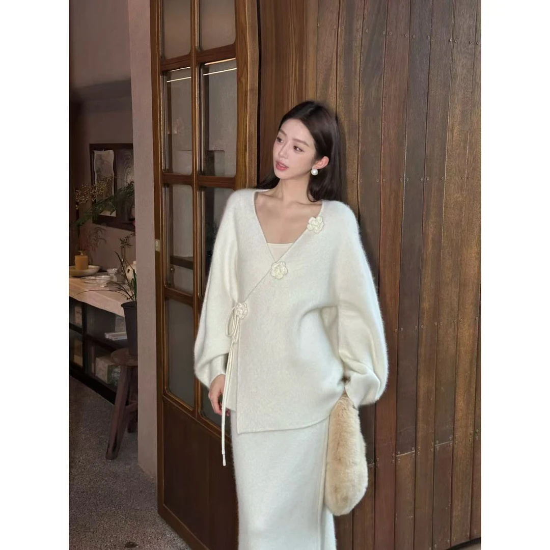 ELEVEN《偷心伊尔莎》慵懒风手工花朵设计交叉系带V领针织套装
