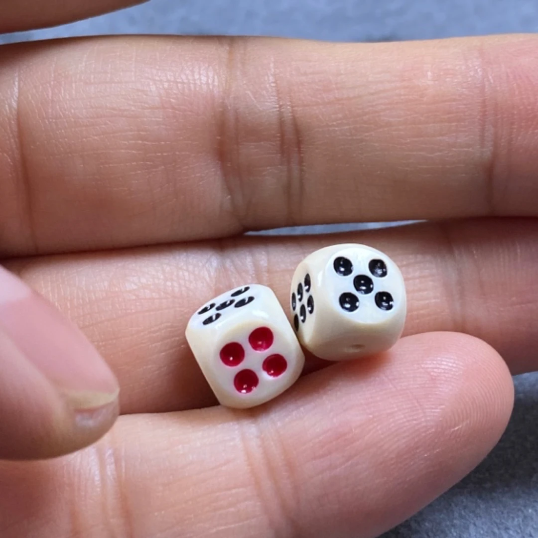 猛犸牙骰子珠子文玩配饰标价是一个00011