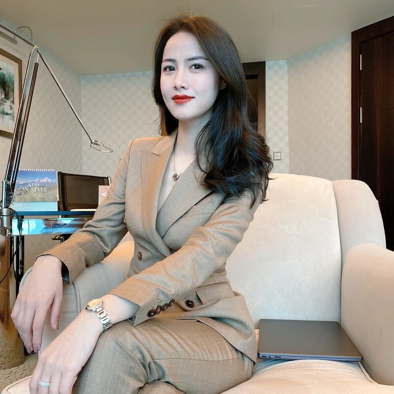 新款卡其色双排扣两件套修身西装套装女领子贡针