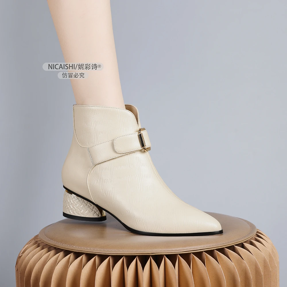 2024年新款欧美设计小众短靴时髦优雅粗跟气质绒里时尚米白色0472