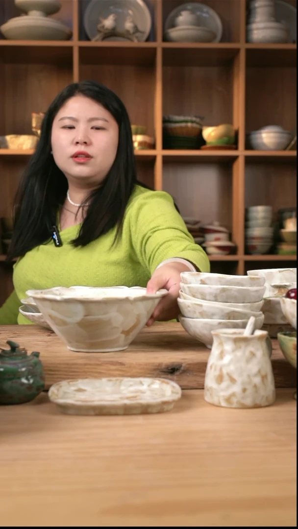 【闪购商品】白色粉影的花口宽边汤碗
