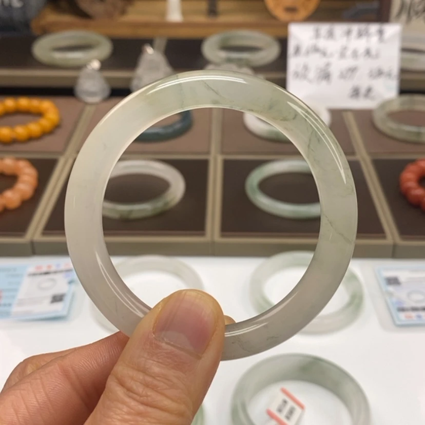 【闪购商品】石英质玉手镯未镶嵌凌****步