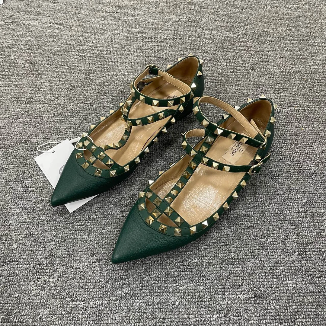 Valentino/华伦天奴 铆钉搭扣平底鞋 38码/4326