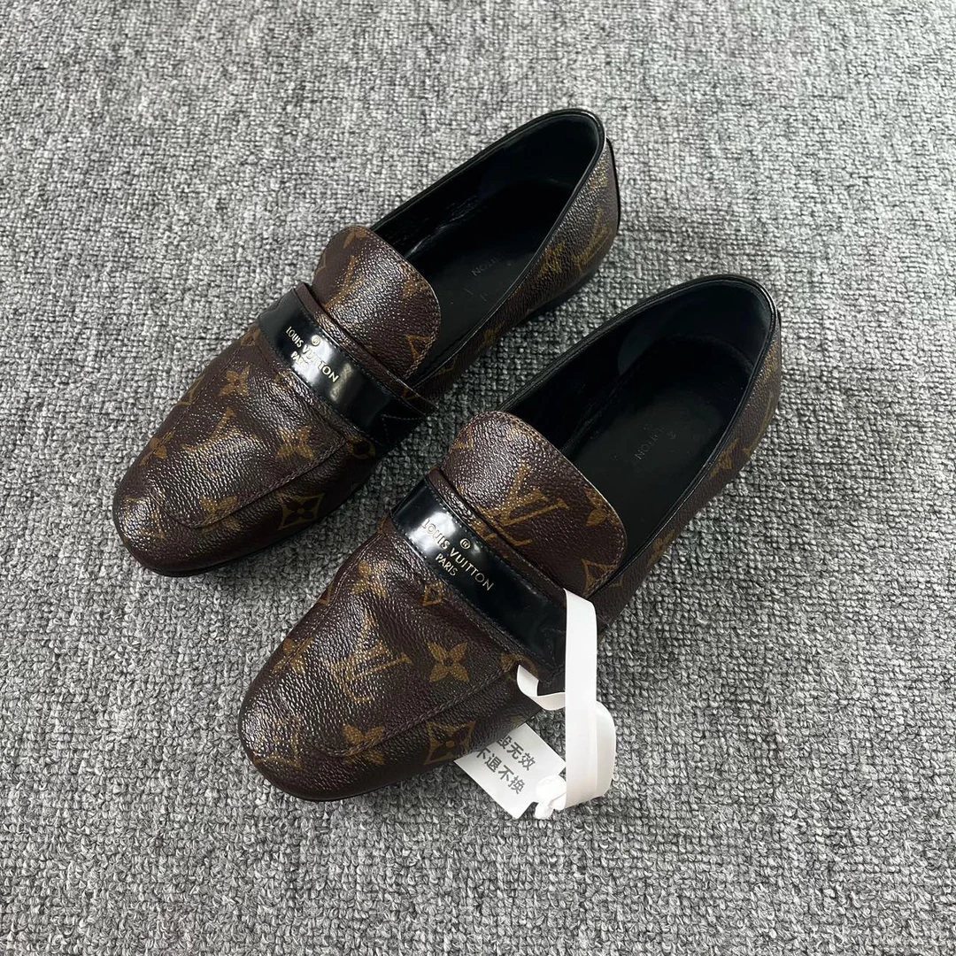 Lv/路易威登 皮革时尚平底鞋 37.5码/0277