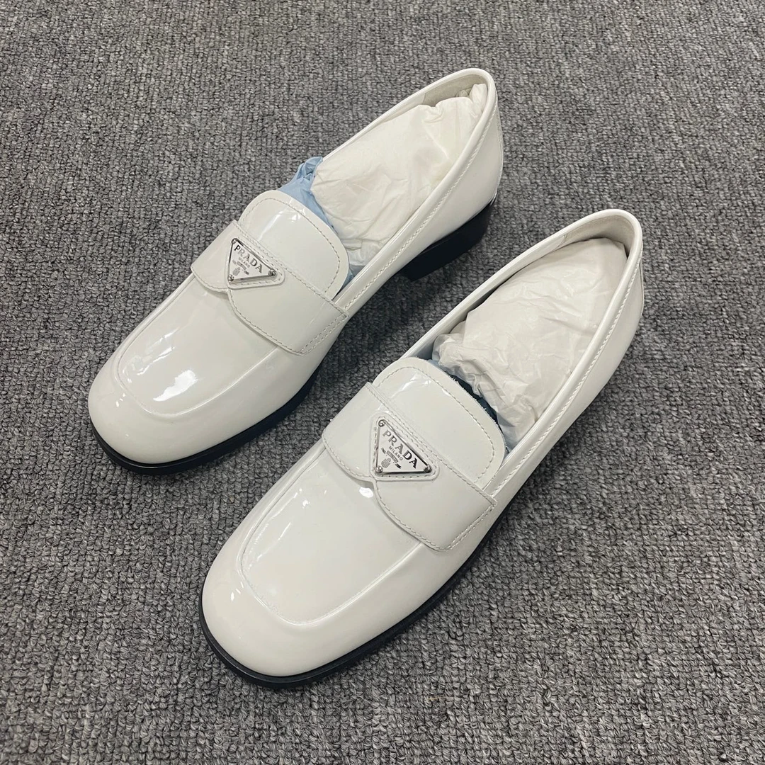 PRADA/普拉达 （有盒）舒适简约女士休闲单鞋 39码/4394