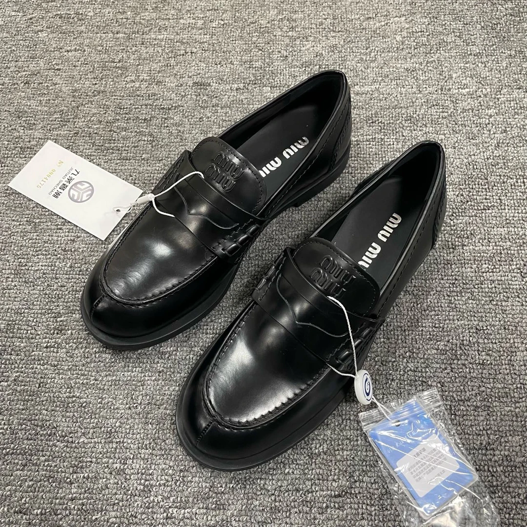 miumiu/缪缪（有盒）纯色一脚蹬休闲皮鞋 36.5码/4175