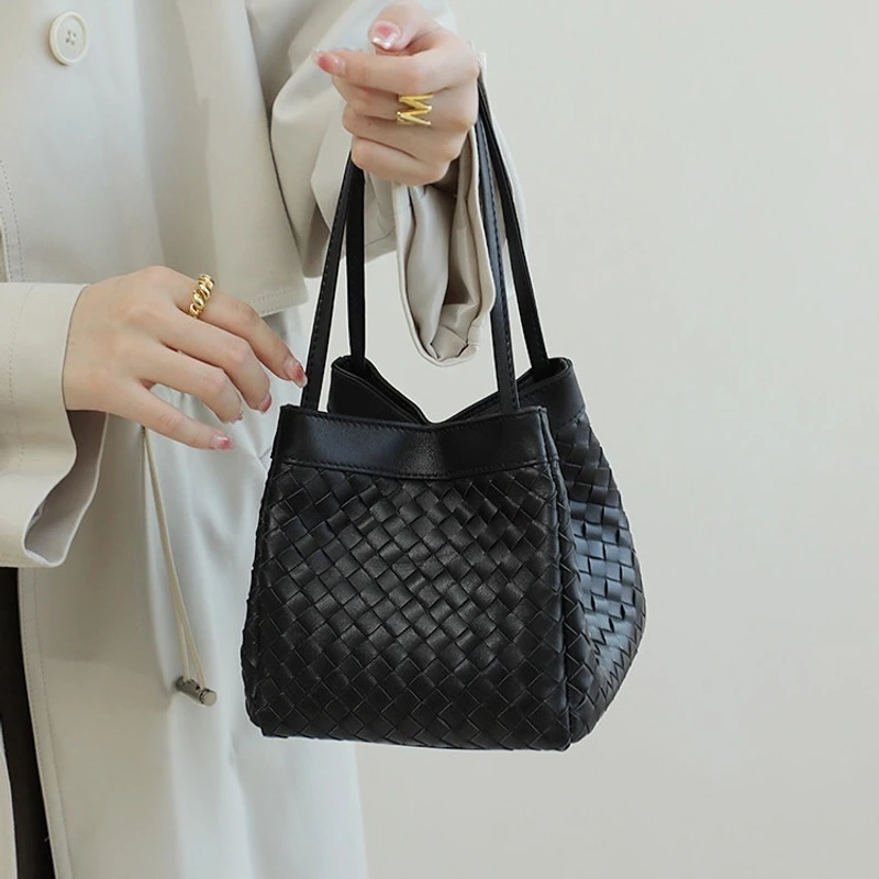 羊皮手工编织包真皮手提水桶包时尚洋气百搭简约单肩包斜挎小包包