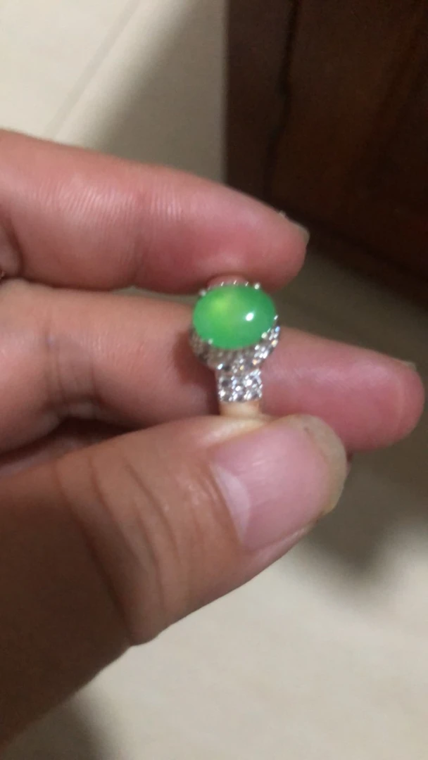 天然翡翠高冰绿色