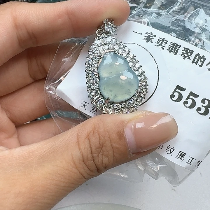 翡翠颈饰未镶嵌天然翡翠吊坠