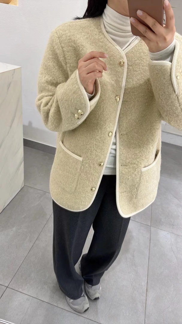 暖黄色羊圈毛质感外套