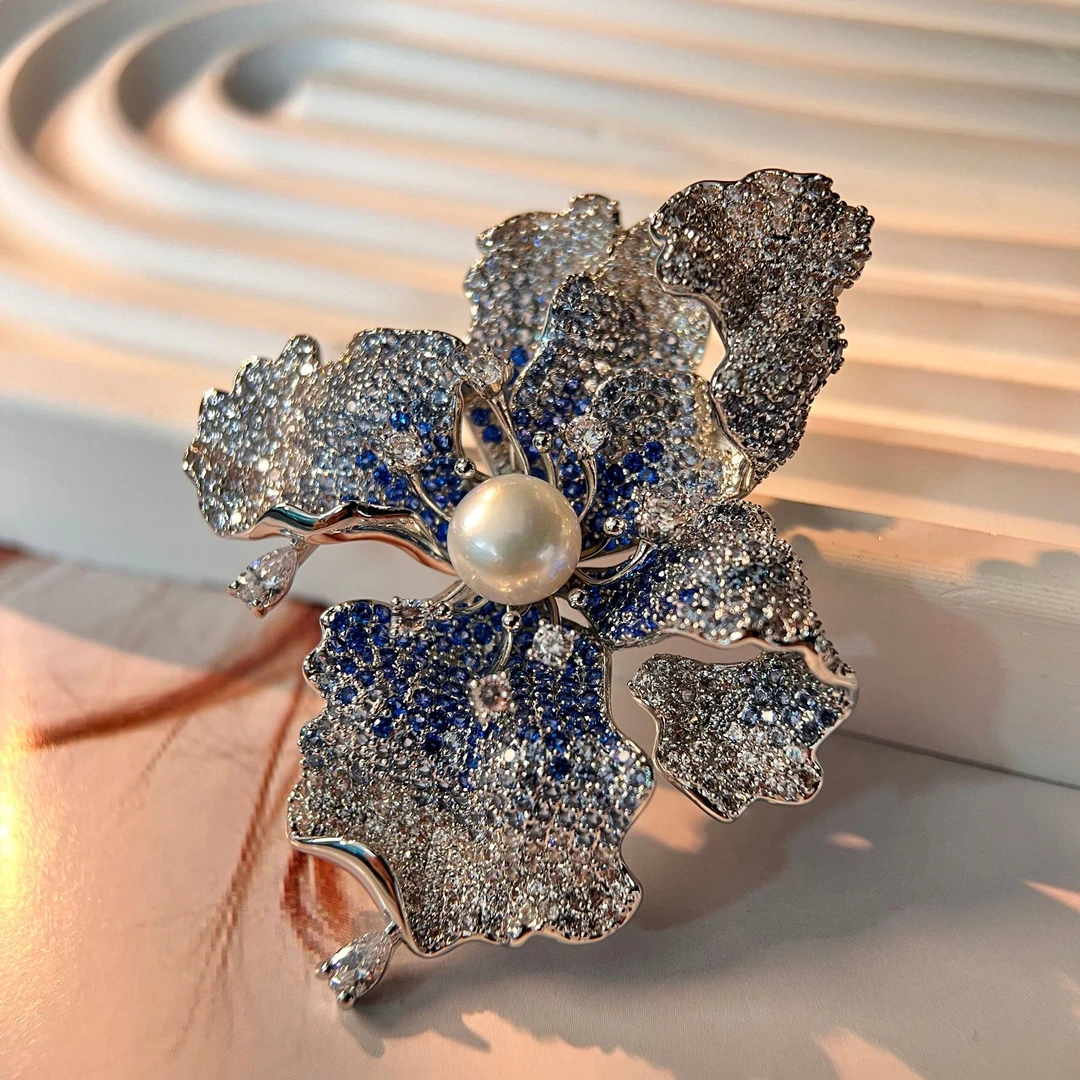 铜合金仿水晶胸针 禧娘娘小众优雅复古国风胸针-蓝色异性花S2509