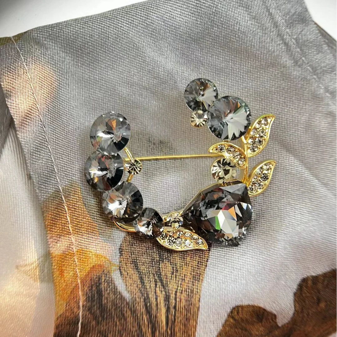 合金仿水晶胸针 禧娘娘经典百搭轻奢-半环桃心黑色S2080简约奢华