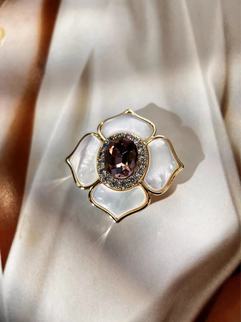 铜合金仿水晶胸针 禧娘娘小众高端-磁吸四叶草玉白J2234