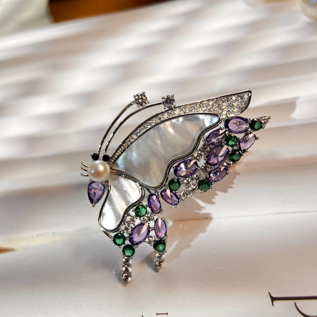 铜合金仿水晶胸针 禧娘娘经典高端大气胸针-半蝶珍珠紫绿J2326