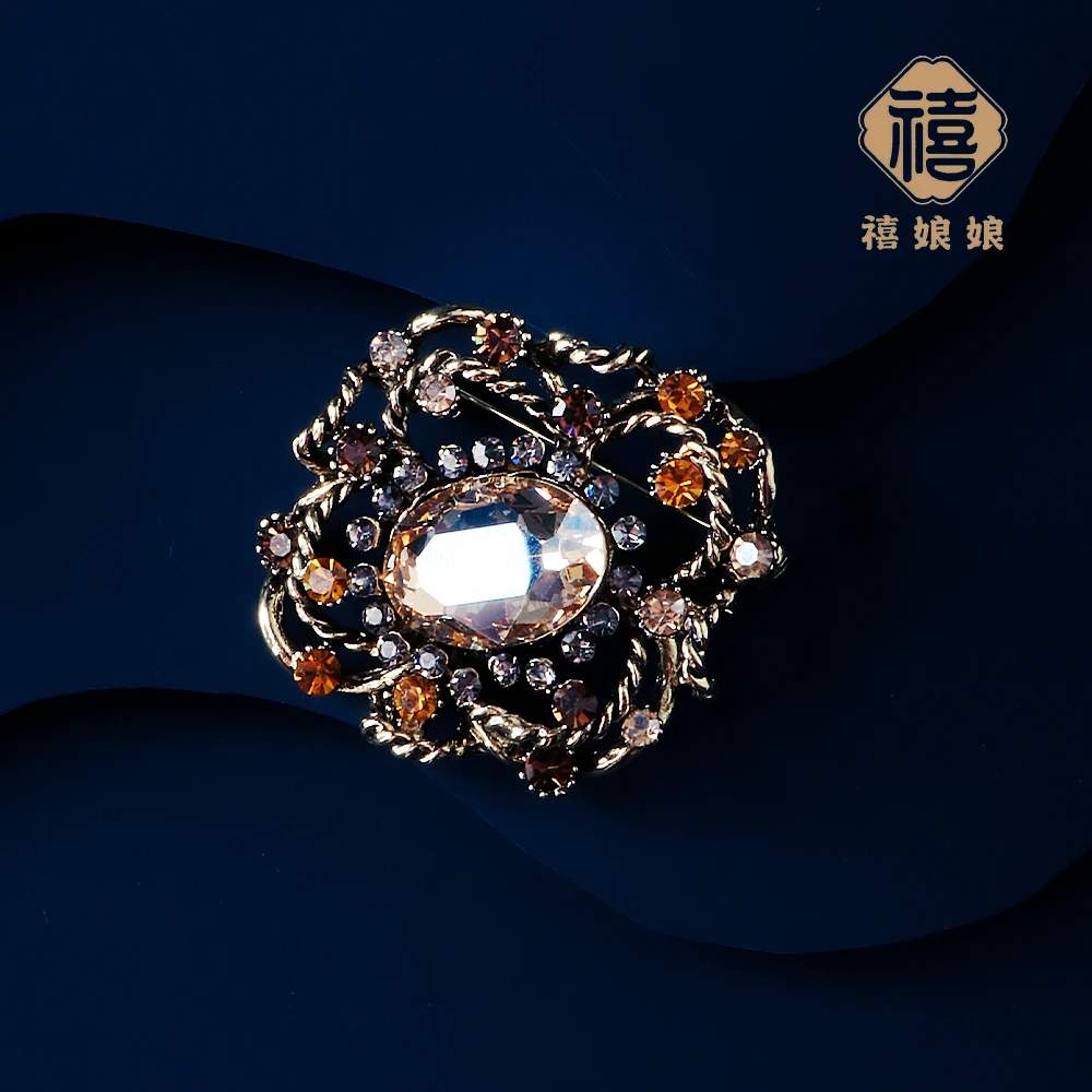 铜合金仿水晶胸针 澜七-轻奢简约小香风胸针-小胸花香槟S1929