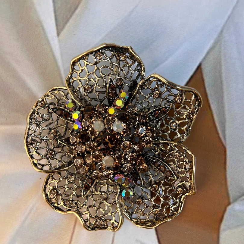 铜合金仿水晶胸针 禧娘娘经典时尚轻奢高档胸针-黄梅花J1988