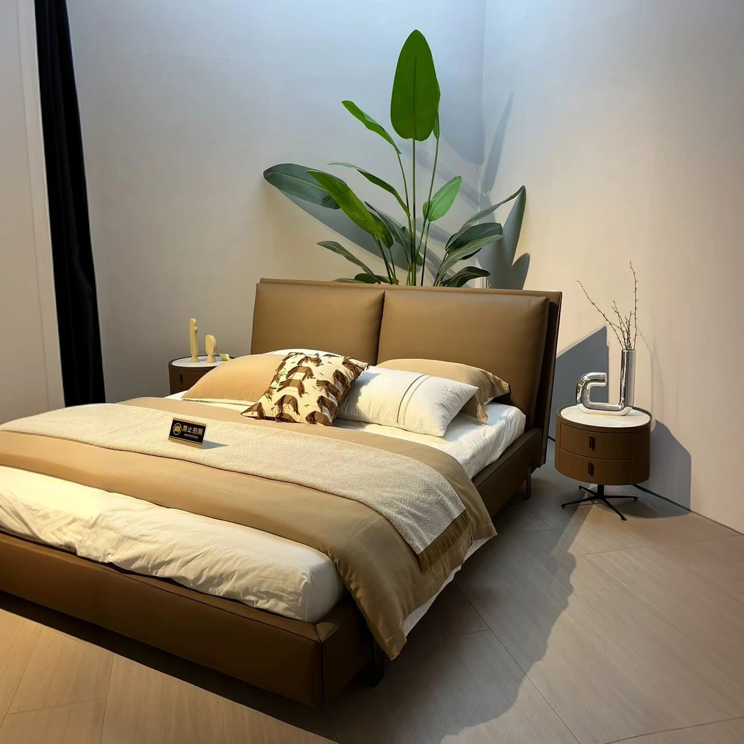 罗杰床轻奢双人大床现代真皮双人床创意主卧头层牛皮床简约