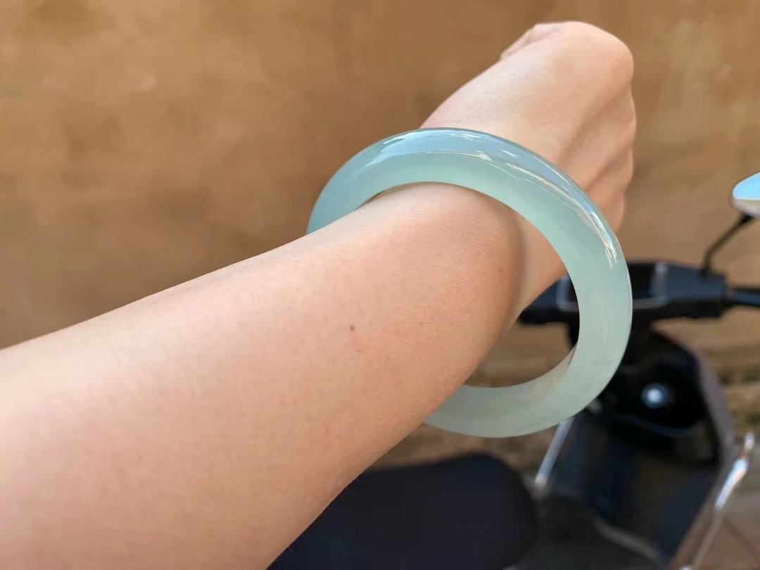 天然翡翠手镯 冰果冻晴水，胶润感十足 尺寸：55-12-9