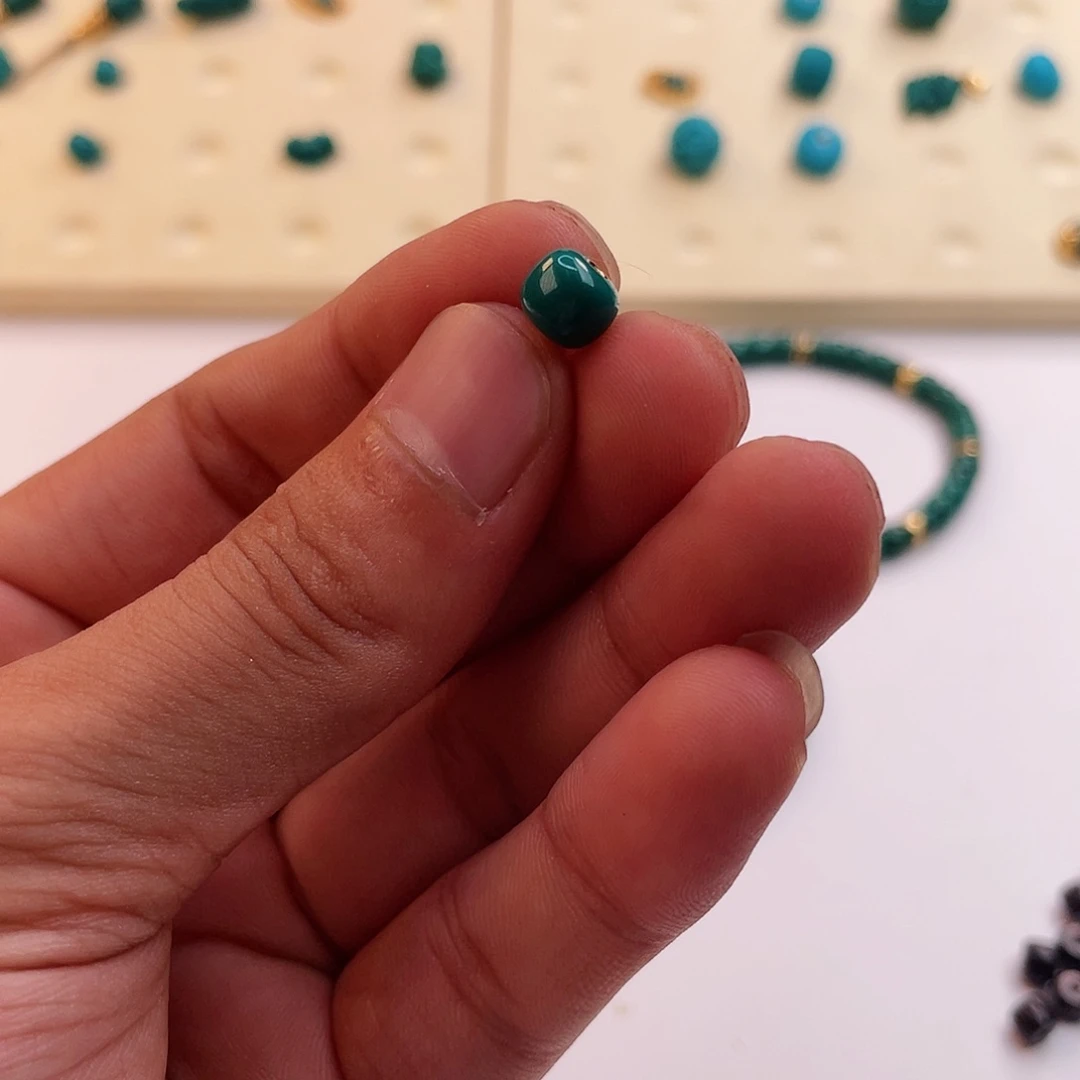 绿松石颈饰未镶嵌