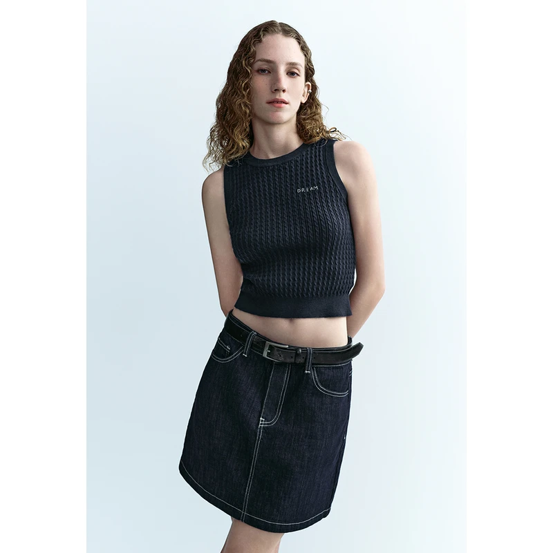 UR2024秋季新款女装复古百搭休闲绞花圆领针织背心UWU940201