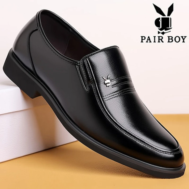 爆款黑色春季休闲皮鞋圆头铆钉软底四季透秋季透气爸爸鞋男士商务