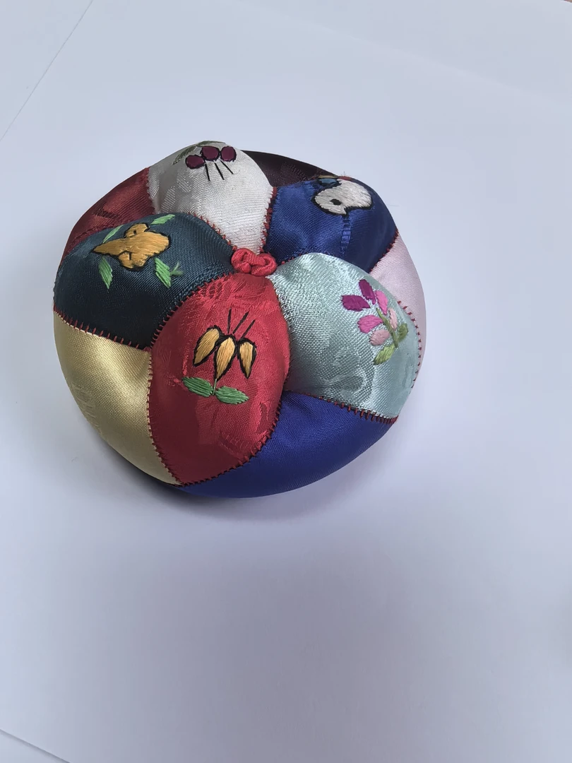 鲁绣《手工刺绣针插包》