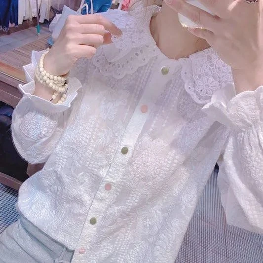 时尚蕾丝镂空娃娃领白衬衫女春季彩色纽扣小衫洋气欧货喇叭袖上衣