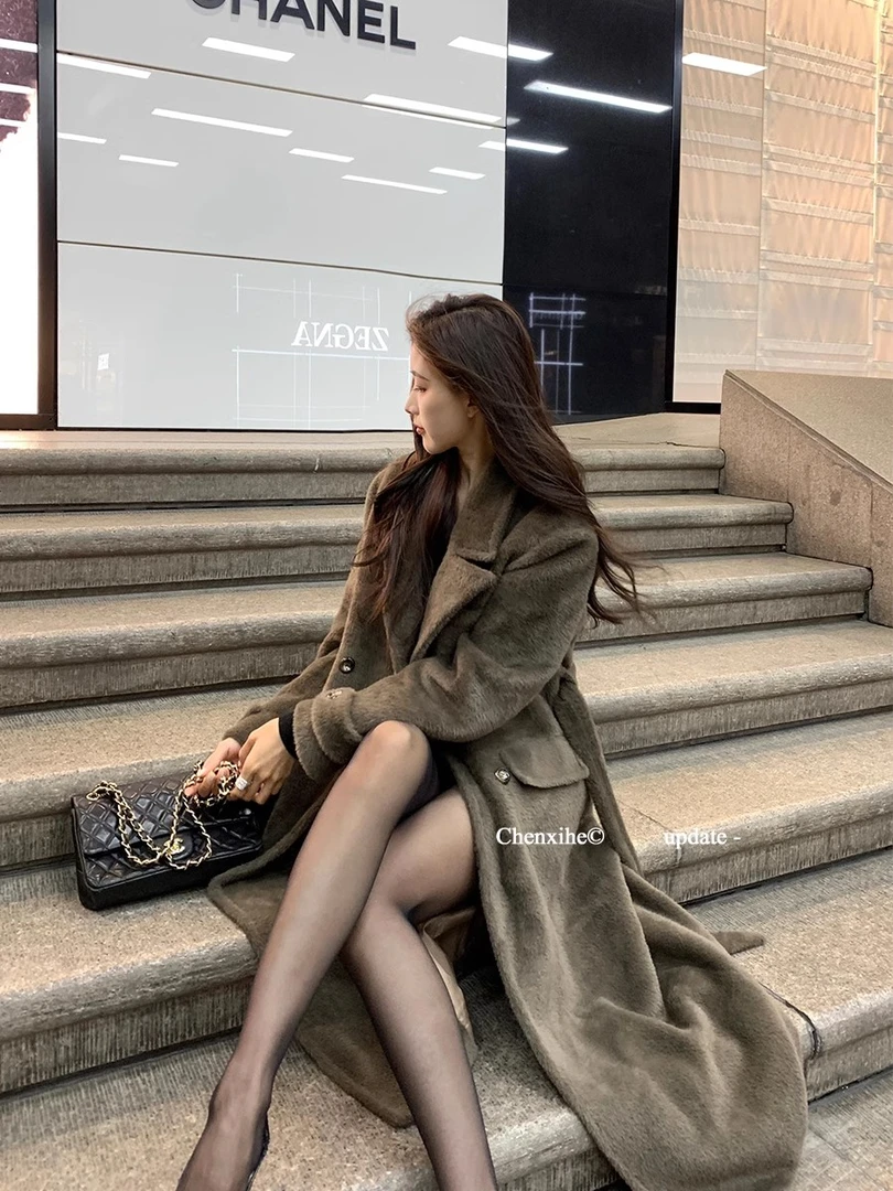 何晨曦 中长款正肩毛绒感韩系大衣女冬高级加厚环保皮外套T0025W