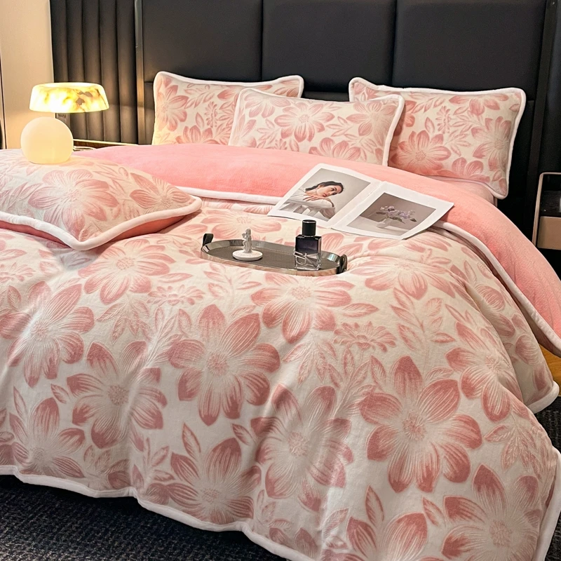 雕花牛奶绒四件套双层包边加厚双面绒保暖不掉毛防静电轻奢床品粉