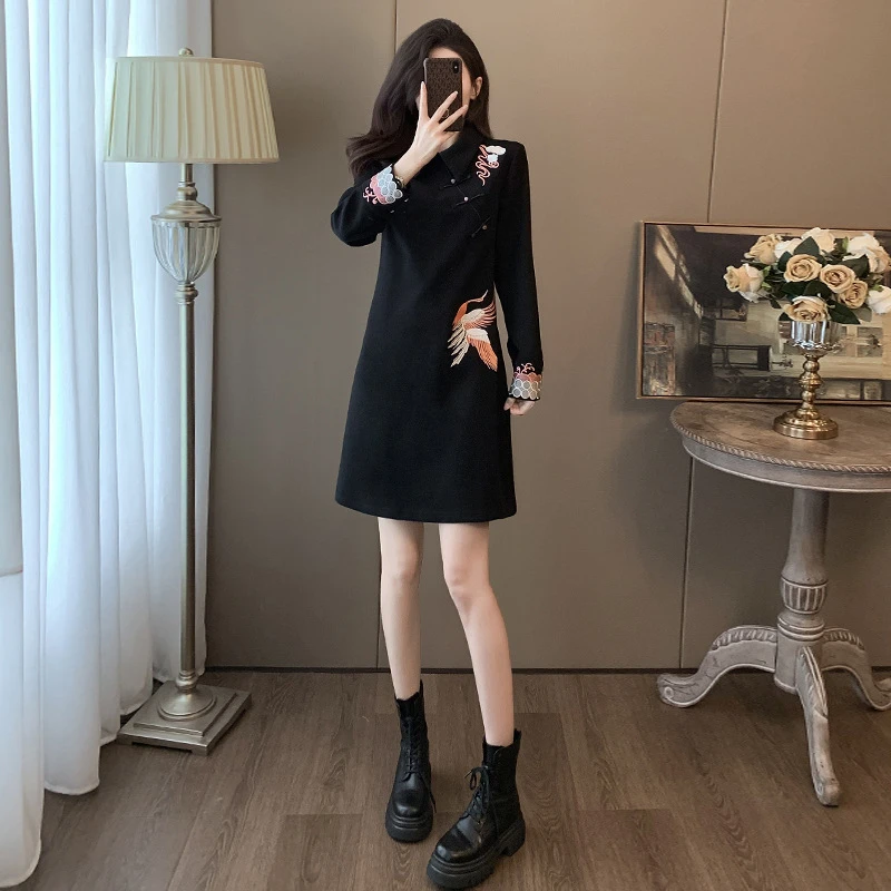 新中式国风连衣裙女2024春秋新款打底重工钉钻宽松舒适气质小黑裙