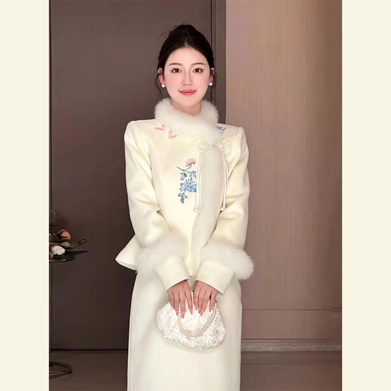 深冬搭配一整套时尚高级感今年流行漂亮新中式刺绣盘扣唐装套装裙