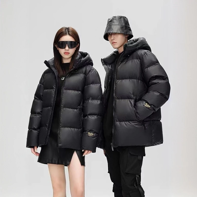 白鸭绒黑金连帽短款宽松保暖冬衣