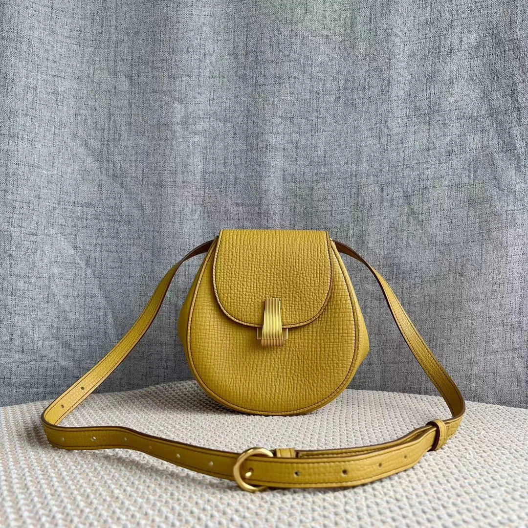 95新 BOTTEGA VENETA/葆蝶家 姜黄色牛皮腰包、胸包两用包