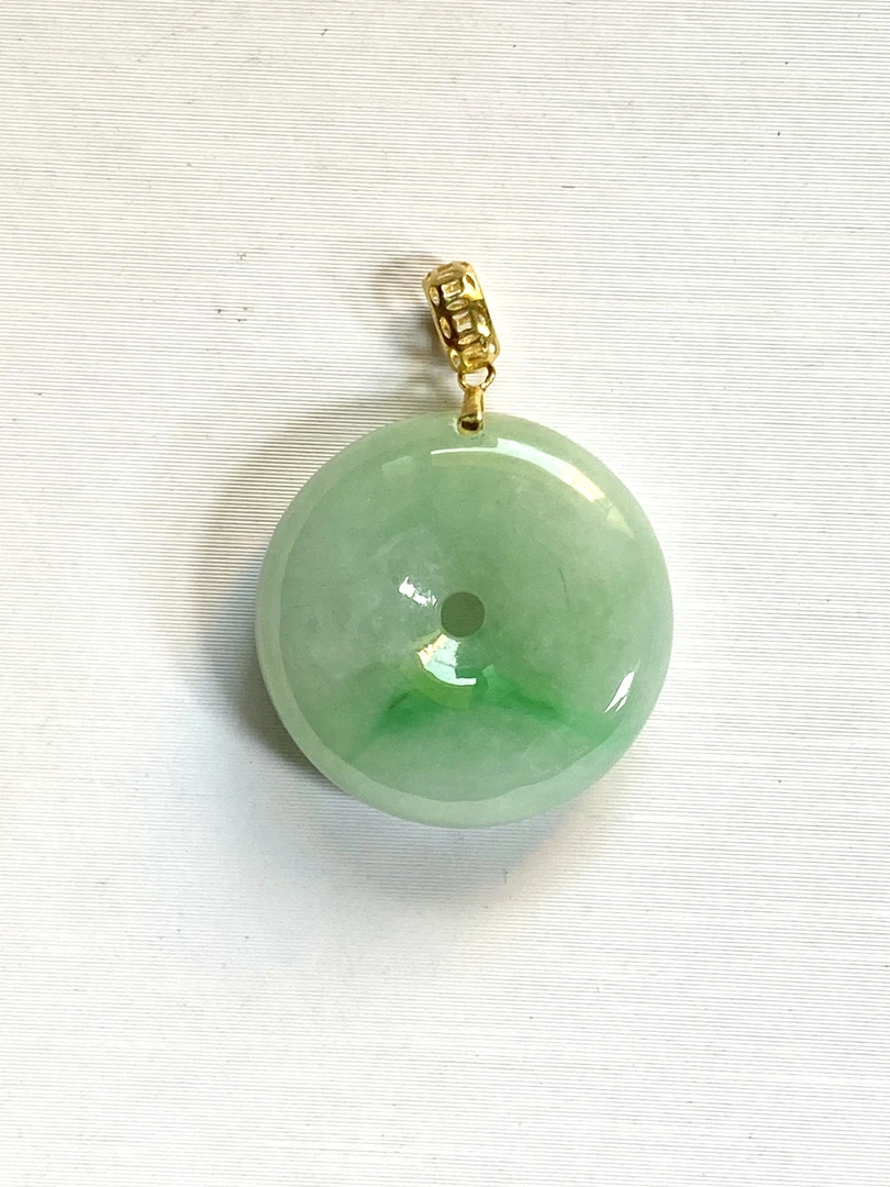 18K金扣飘绿翡翠A货小平安扣多样性发其一