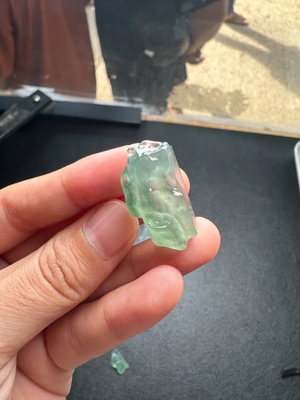 缅甸翡翠 天然A货 甜底色随型料。