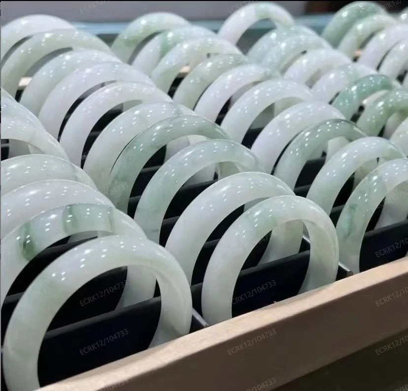 【雪莉珠宝】石英质玉天山翠女士手镯 （多样性发货.拍一发其一）