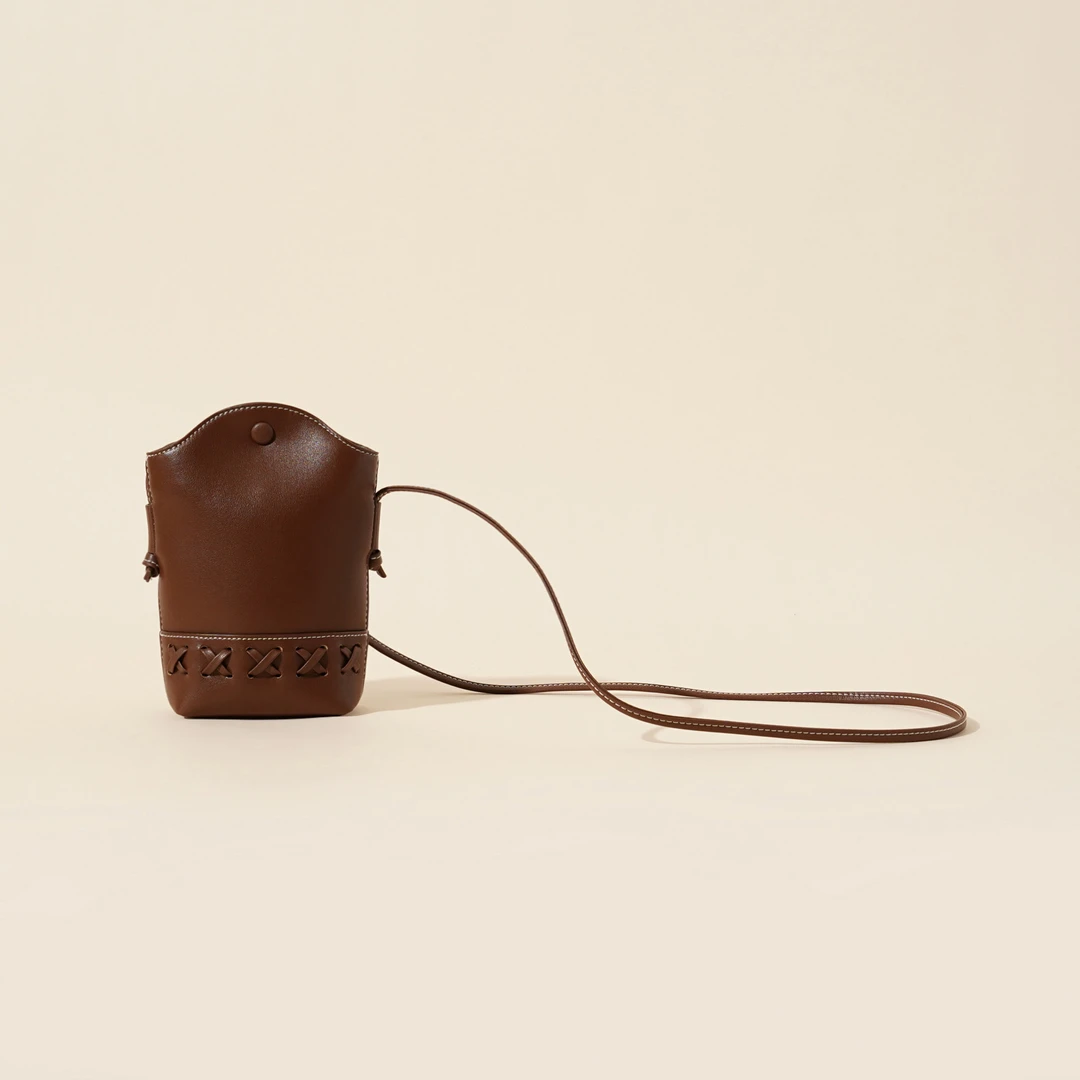 岩牛小众设计感包百搭复古牛皮斜跨包小型真皮手机包YN3377